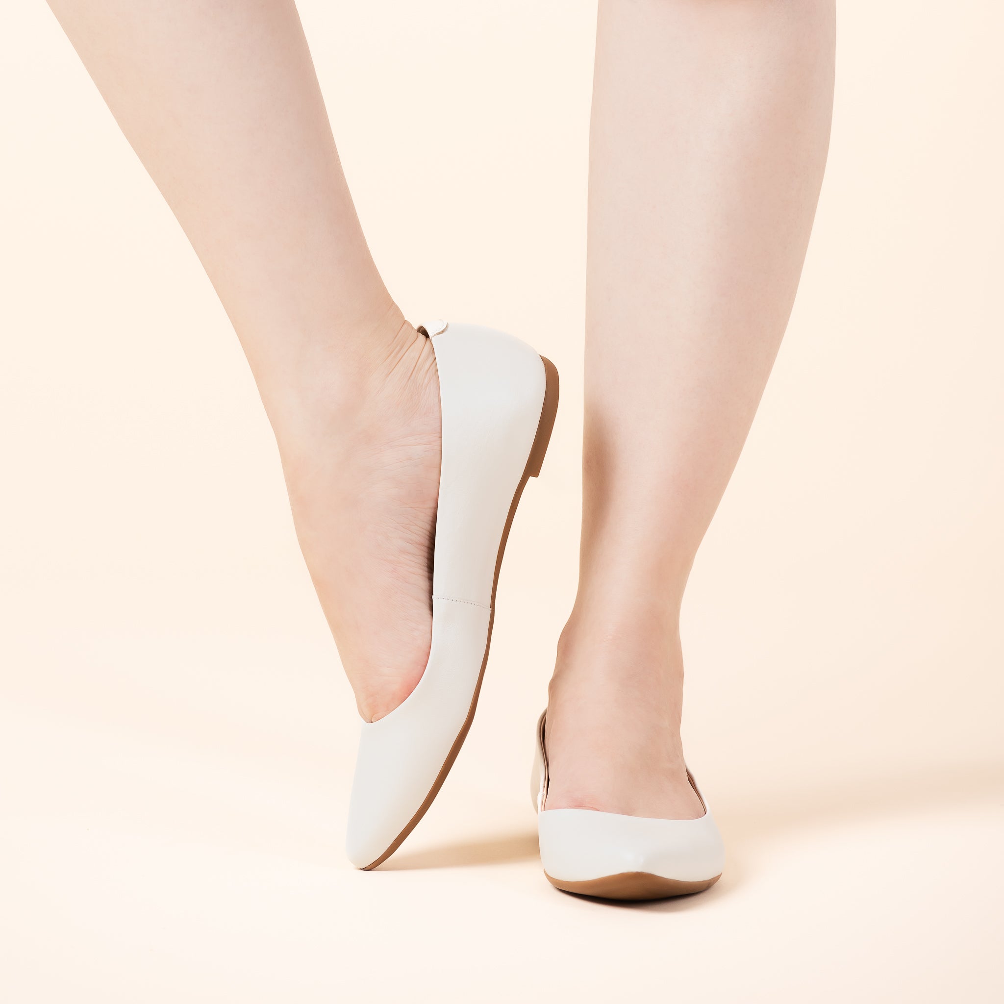 SAPATO DE NOIVA TIPO SAPATILHA DE NOIVA COM BICO FINO NA COR BRANCO PEROLIZADO