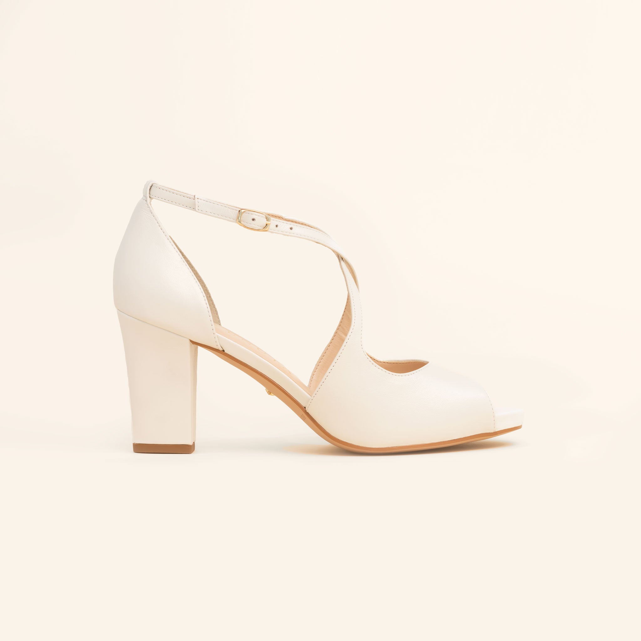 SAPATO DE NOIVA TIPO SANDÁLIA PEEPTOE COM PLATAFORMA COM SALTO BLOCO MÉDIO E TIRA TRANÇADAS NA COR BRANCO PEROLIZADO