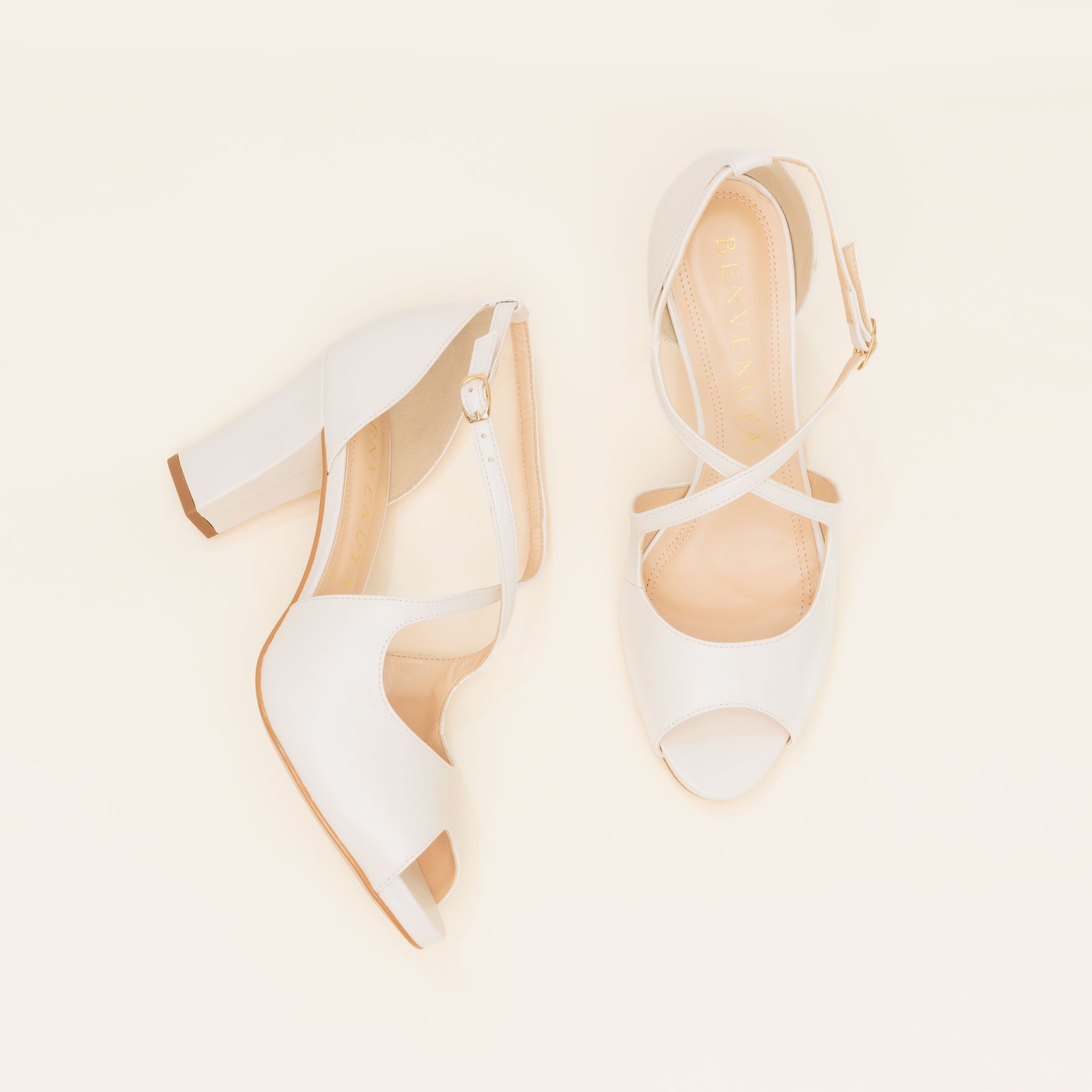 SAPATO DE NOIVA TIPO SANDÁLIA PEEPTOE COM PLATAFORMA COM SALTO BLOCO MÉDIO E TIRA TRANÇADAS NA COR BRANCO PEROLIZADO