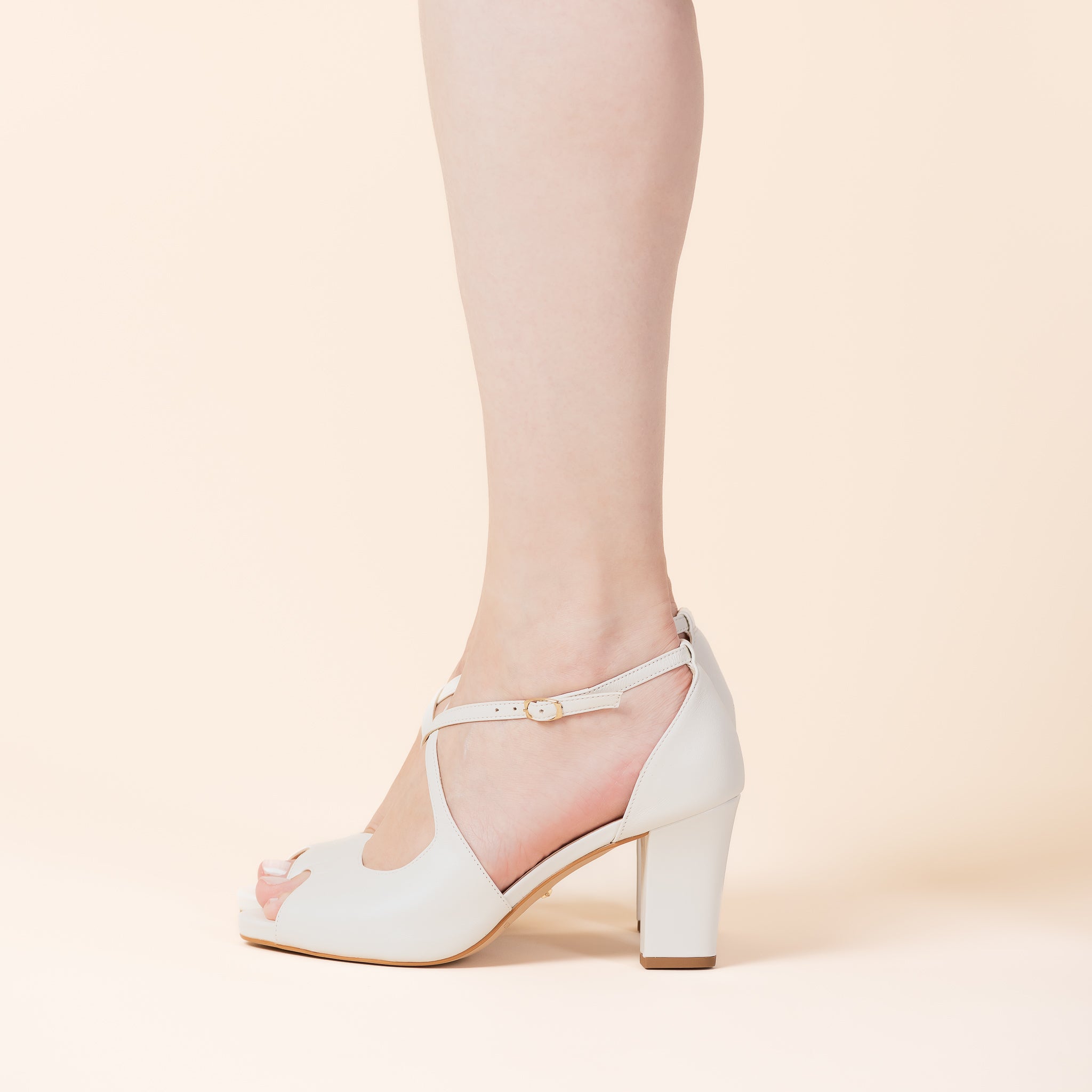 SAPATO DE NOIVA TIPO SANDÁLIA PEEPTOE COM PLATAFORMA COM SALTO BLOCO MÉDIO E TIRA TRANÇADAS NA COR BRANCO PEROLIZADO