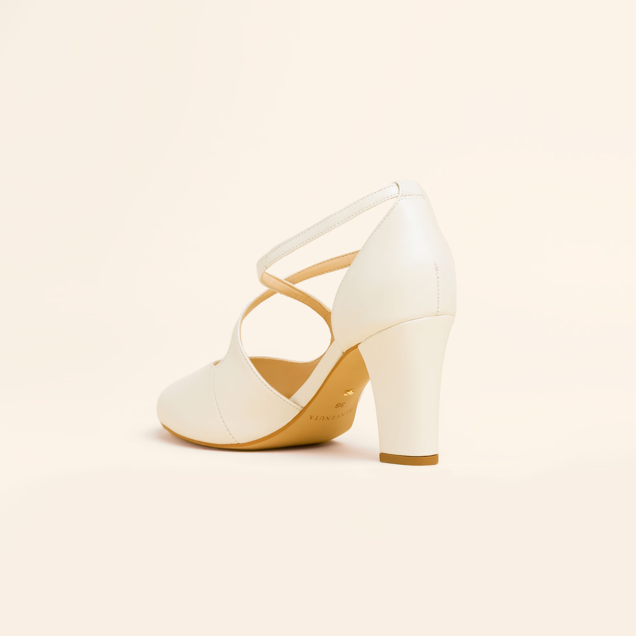 SAPATO DE NOIVA TIPO SANDÁLIA PEEPTOE COM PLATAFORMA COM SALTO BLOCO MÉDIO E TIRA TRANÇADAS NA COR BRANCO PEROLIZADO