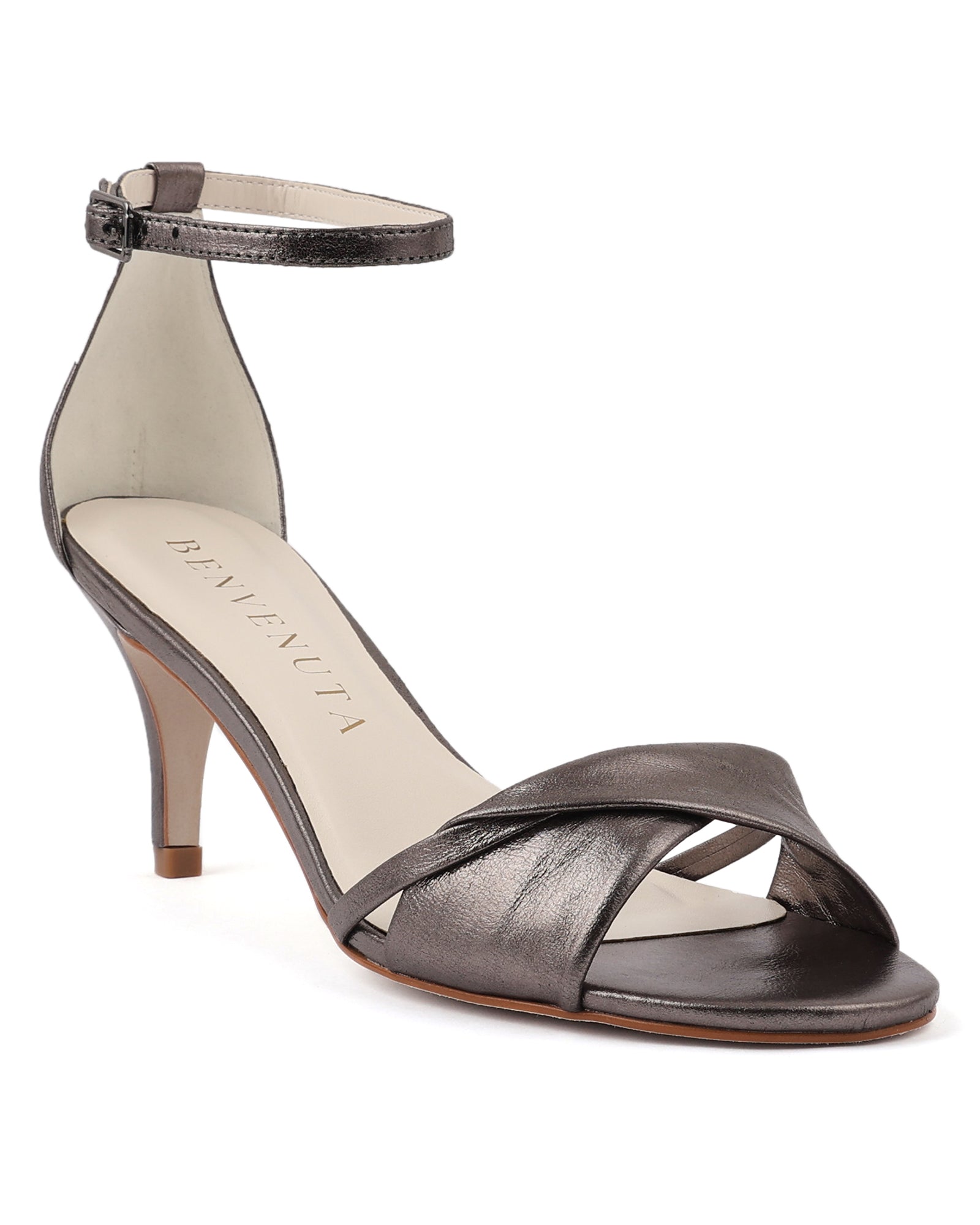 Sandália Vera 70 carbono metalizada com salto fino de 7 cm, vista lateral.
Sandália de festa em couro metalizado cinza escuro, com tira torcida e pulseira no tornozelo.