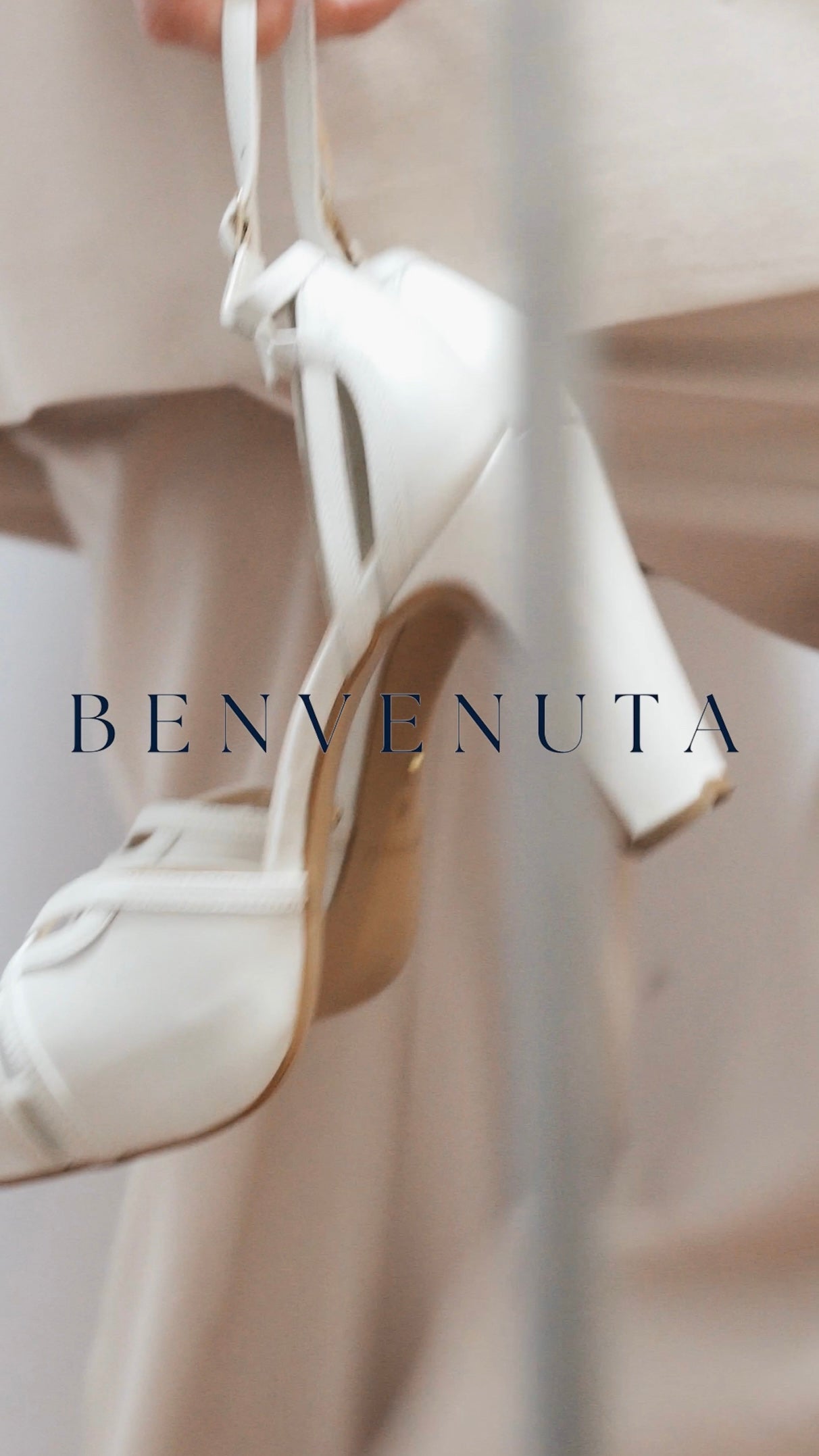 Vídeo de inspiração da Benvenuta apresentando sapatos de noiva modernos, confortáveis e sofisticados, com design elegante e autêntico.